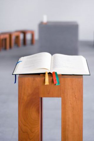 Bibel på alter