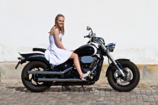Konfirmand på motorcykel